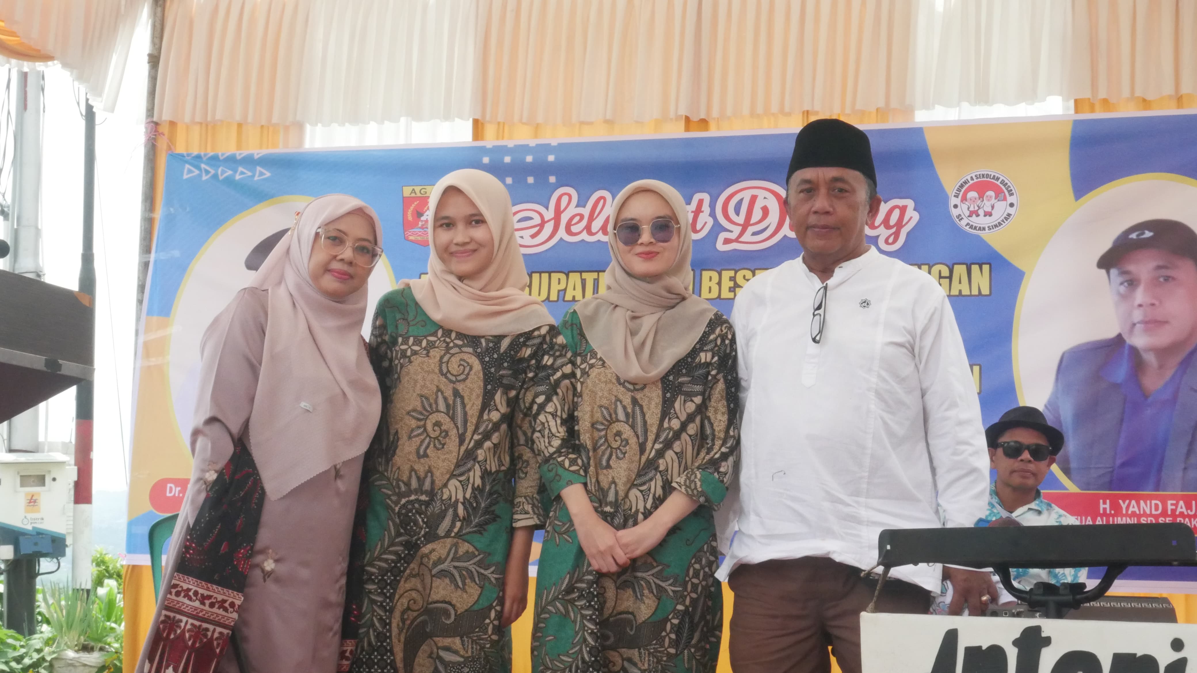 H. Yan Fajar (kanan) berfoto bersama 2 anak asuh Alumni Ikatan SD se-Pakan Sinayan